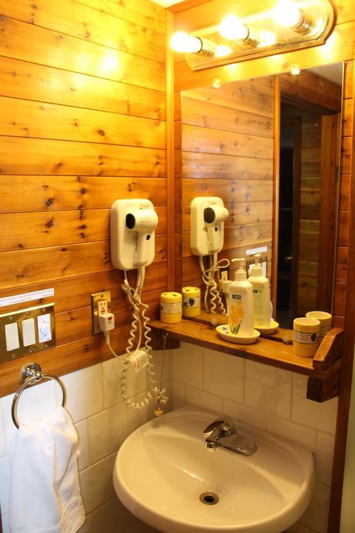 Celtic Haven Hotel Jasper National Park Szoba fotó